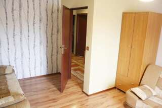 Фермерские дома Pod Modrzewiem Pogorzelce Трехместный номер с основными удобствами и общей ванной комнатой-3